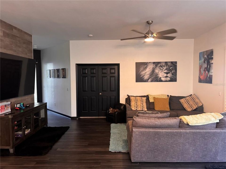 For Sale: $393,500 (3 beds, 2 baths, 1789 Square Feet)