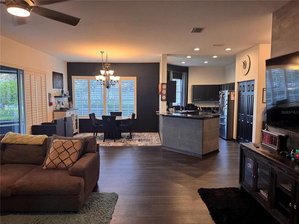 For Sale: $393,500 (3 beds, 2 baths, 1789 Square Feet)