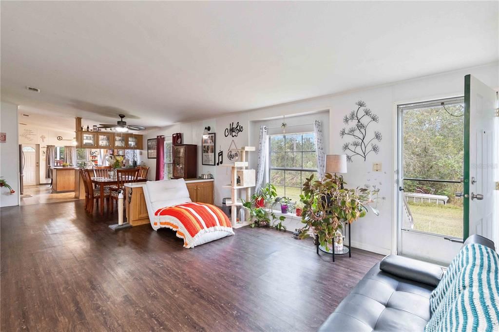 На продажу: $300,000 (3 спален, 2 ванн, 2005 Квадратных фут)