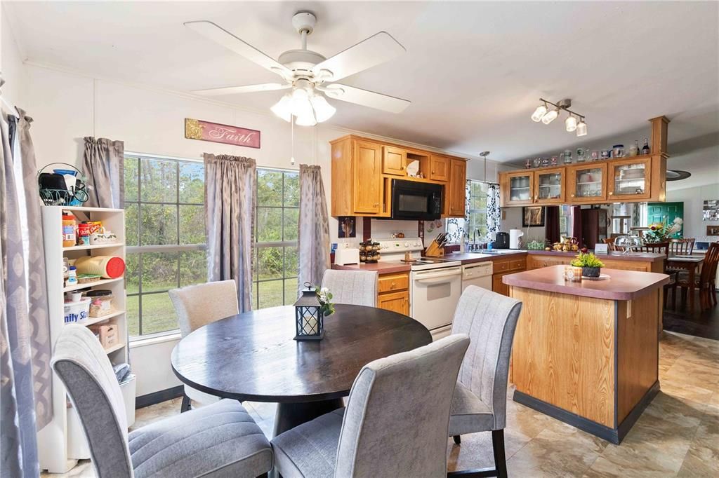 На продажу: $300,000 (3 спален, 2 ванн, 2005 Квадратных фут)