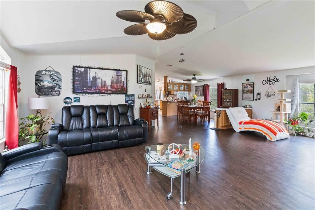 На продажу: $300,000 (3 спален, 2 ванн, 2005 Квадратных фут)