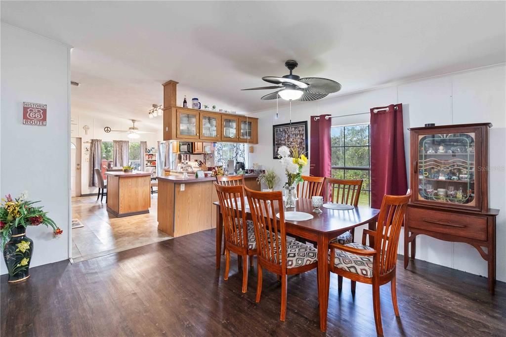 На продажу: $300,000 (3 спален, 2 ванн, 2005 Квадратных фут)