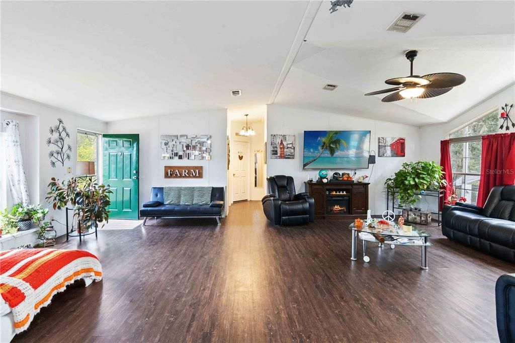 На продажу: $300,000 (3 спален, 2 ванн, 2005 Квадратных фут)