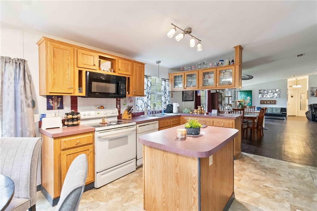 На продажу: $300,000 (3 спален, 2 ванн, 2005 Квадратных фут)