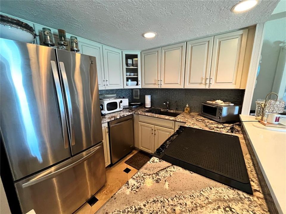 Active With Contract: $465,000 (1 beds, 1 baths, 772 Square Feet)