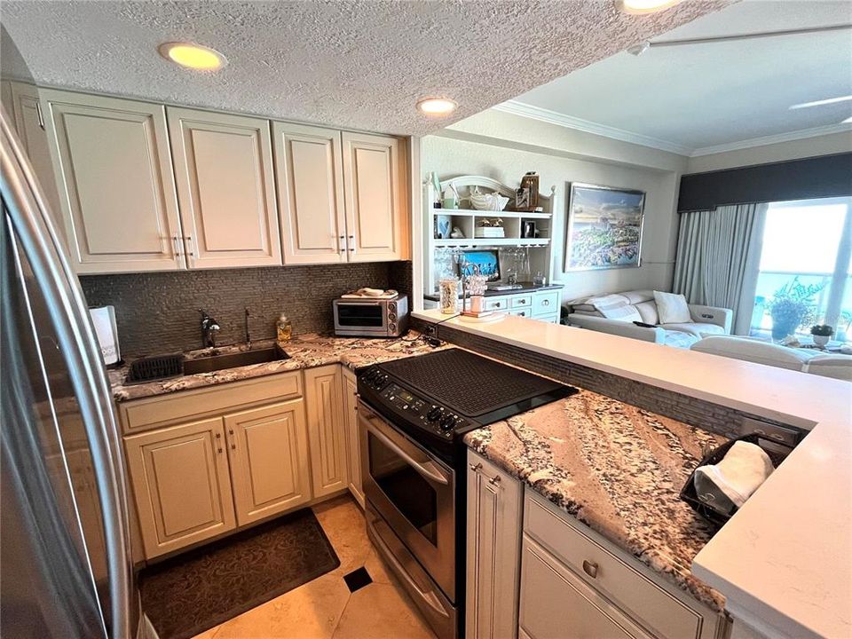 Active With Contract: $465,000 (1 beds, 1 baths, 772 Square Feet)