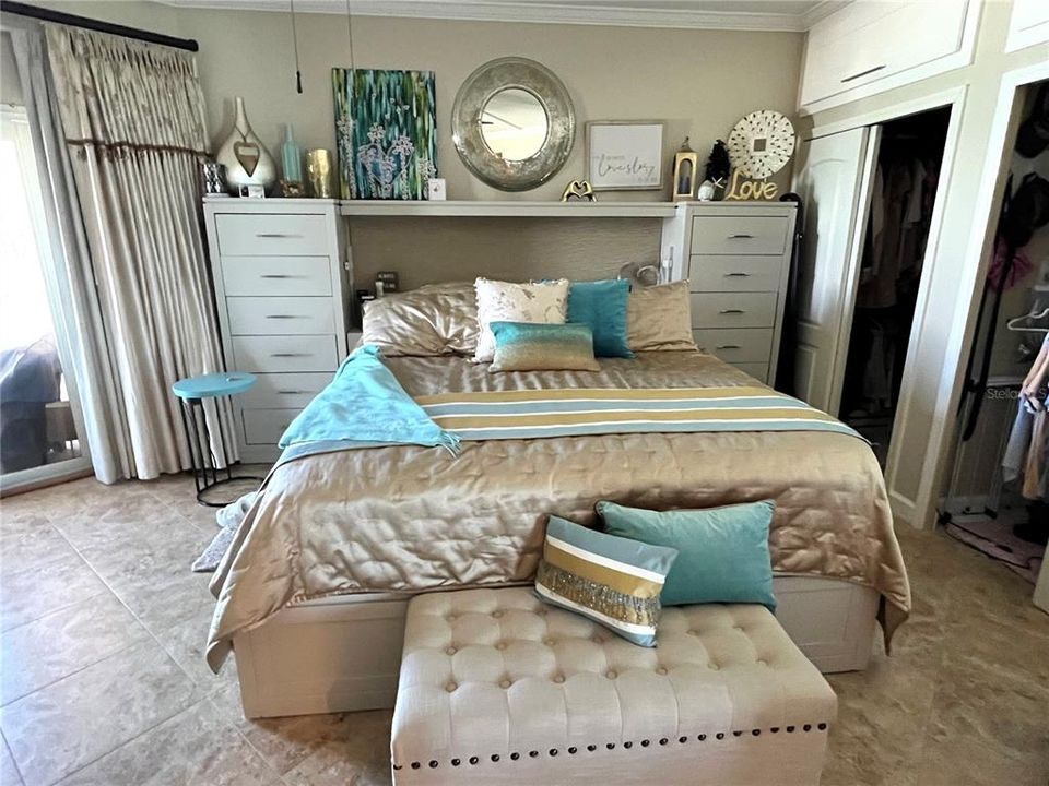 Active With Contract: $465,000 (1 beds, 1 baths, 772 Square Feet)