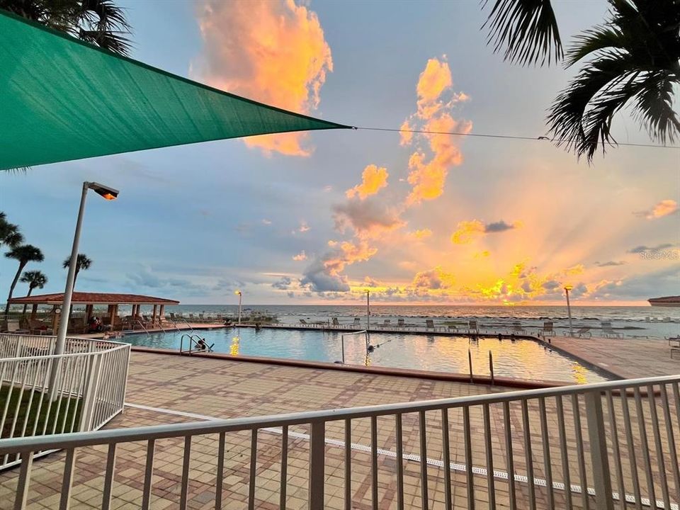 Active With Contract: $465,000 (1 beds, 1 baths, 772 Square Feet)