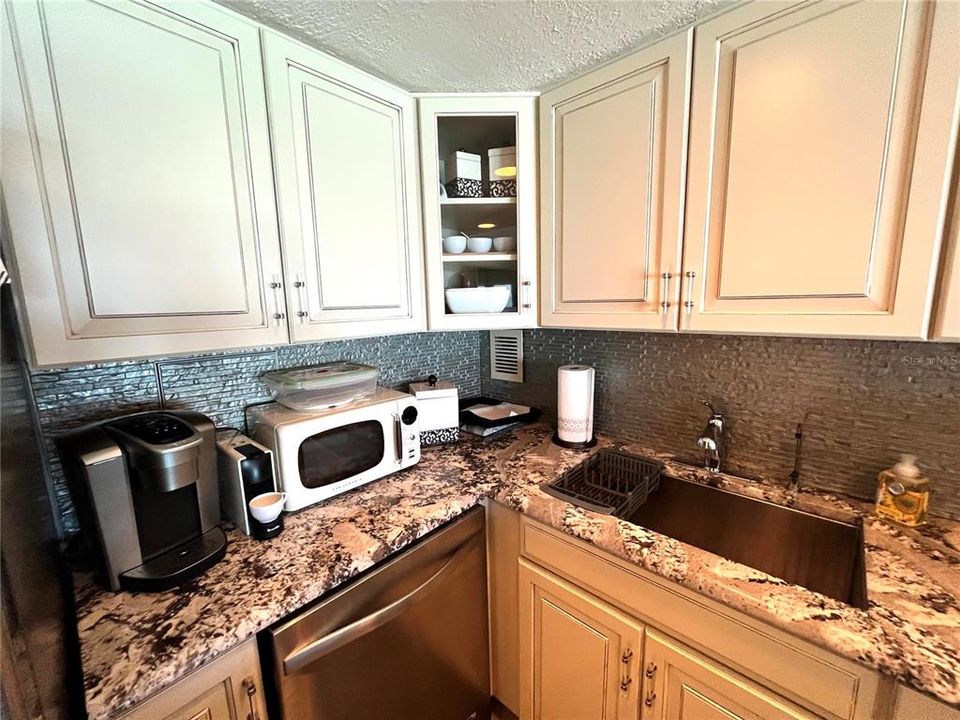 Active With Contract: $465,000 (1 beds, 1 baths, 772 Square Feet)