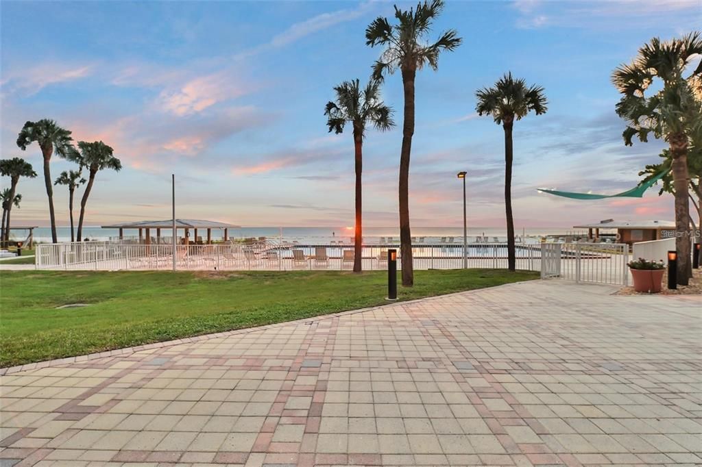 Active With Contract: $465,000 (1 beds, 1 baths, 772 Square Feet)