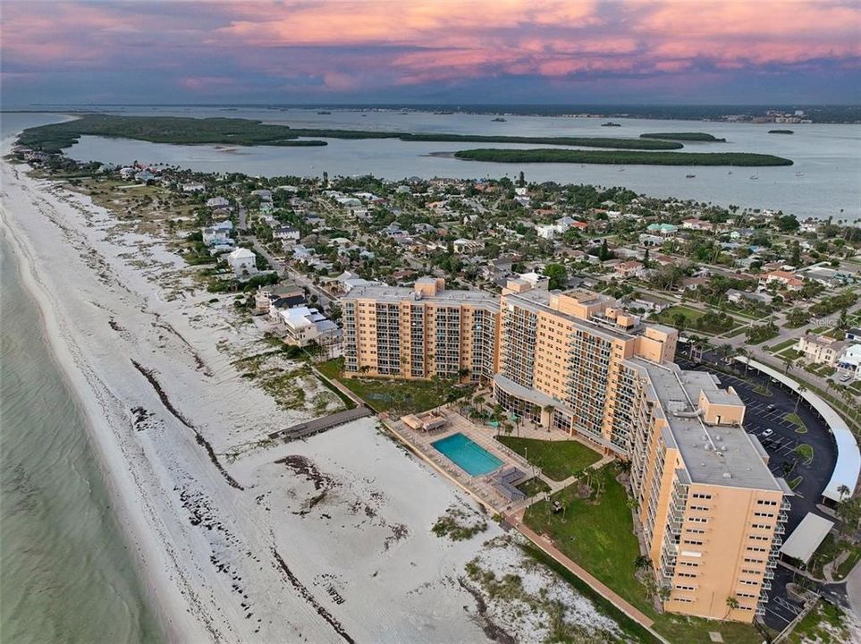 Active With Contract: $465,000 (1 beds, 1 baths, 772 Square Feet)