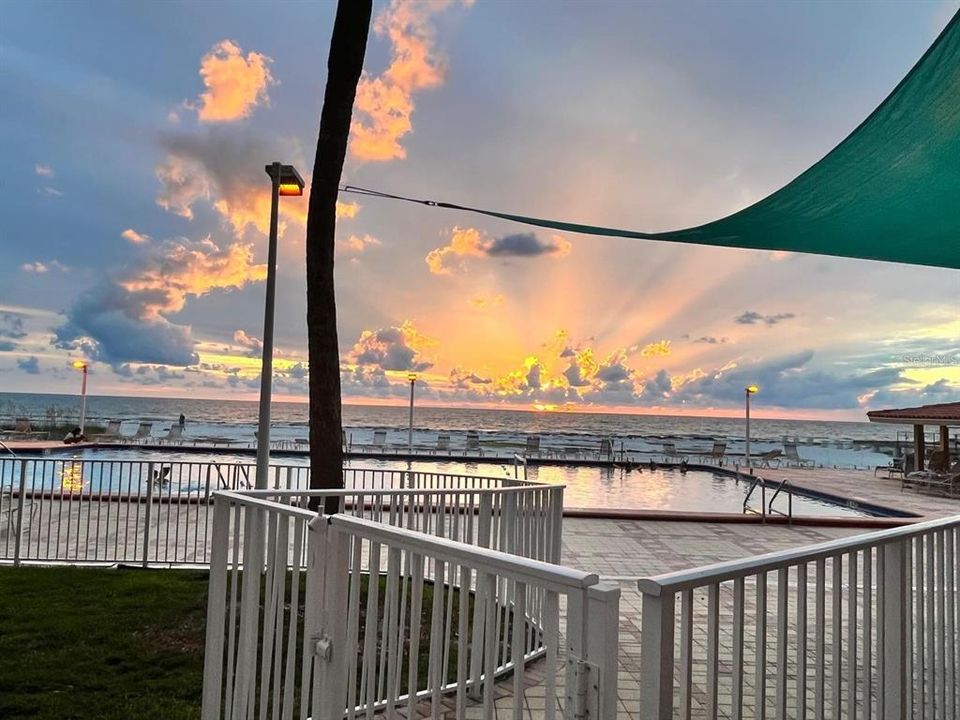 Active With Contract: $465,000 (1 beds, 1 baths, 772 Square Feet)