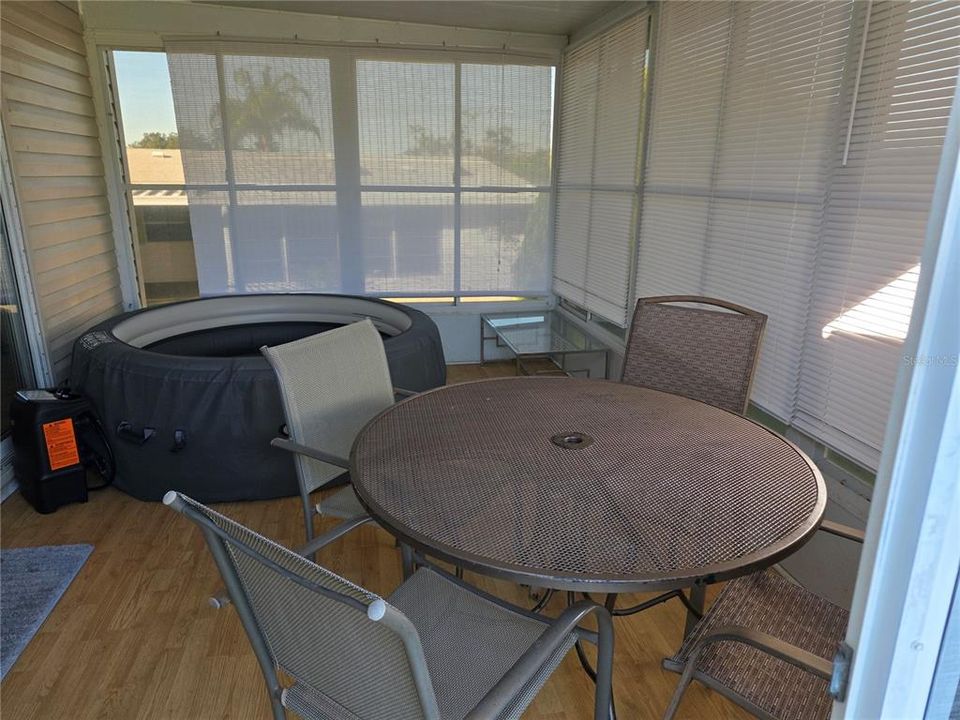 待售: $160,000 (2 贝兹, 2 浴室, 958 平方英尺)