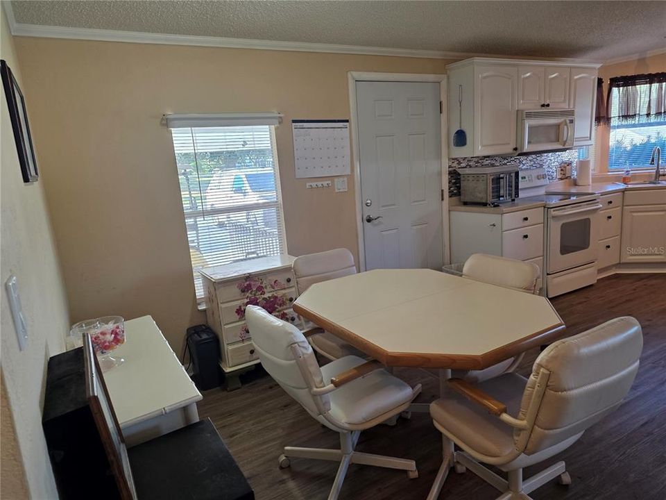 待售: $160,000 (2 贝兹, 2 浴室, 958 平方英尺)