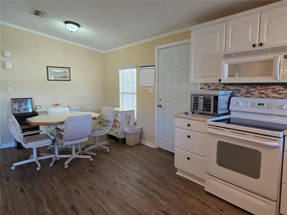 待售: $160,000 (2 贝兹, 2 浴室, 958 平方英尺)