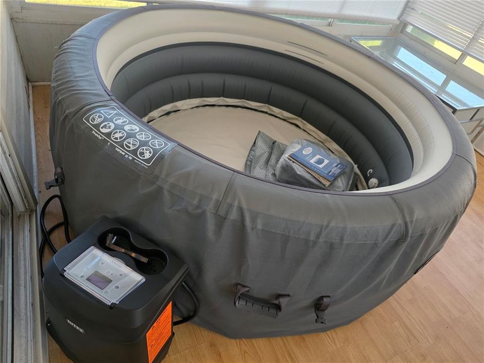 待售: $160,000 (2 贝兹, 2 浴室, 958 平方英尺)