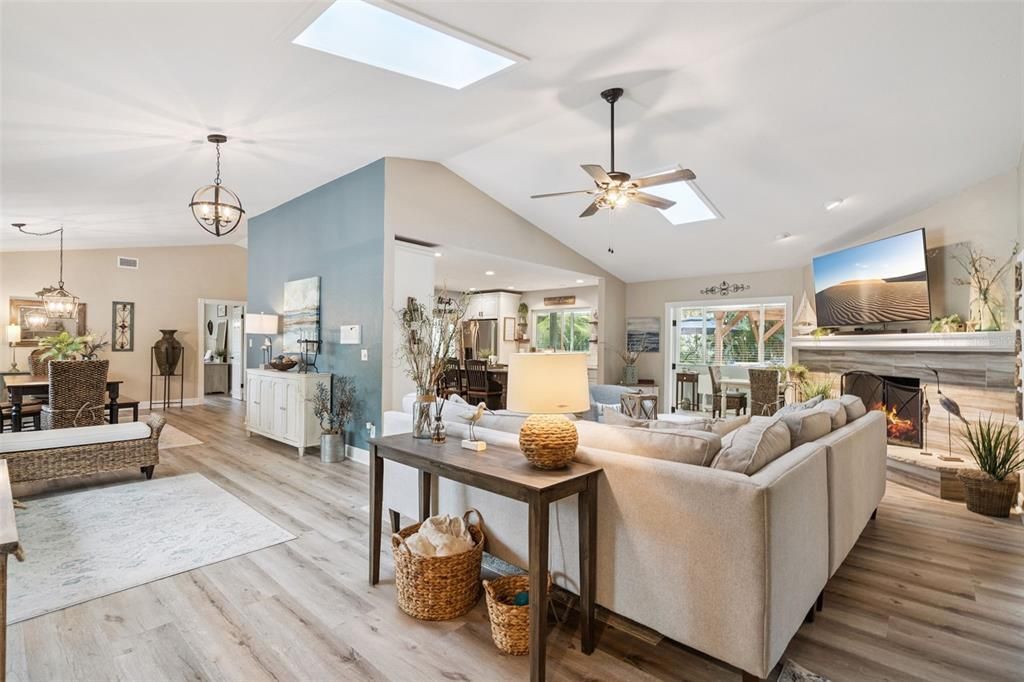 Под контрактом: $824,900 (3 спален, 2 ванн, 2288 Квадратных фут)