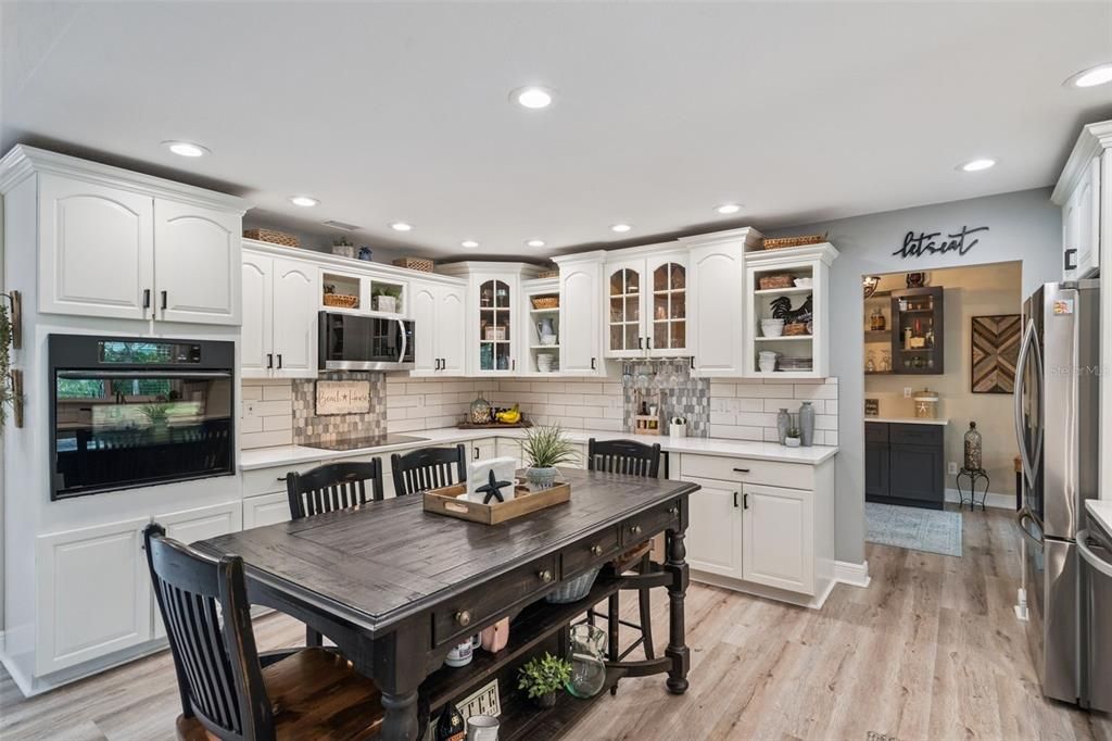 Под контрактом: $824,900 (3 спален, 2 ванн, 2288 Квадратных фут)