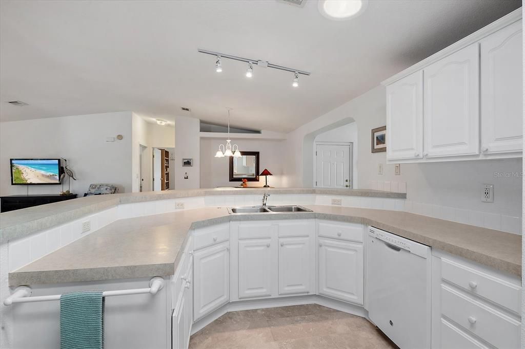 待售: $255,000 (3 贝兹, 2 浴室, 1702 平方英尺)