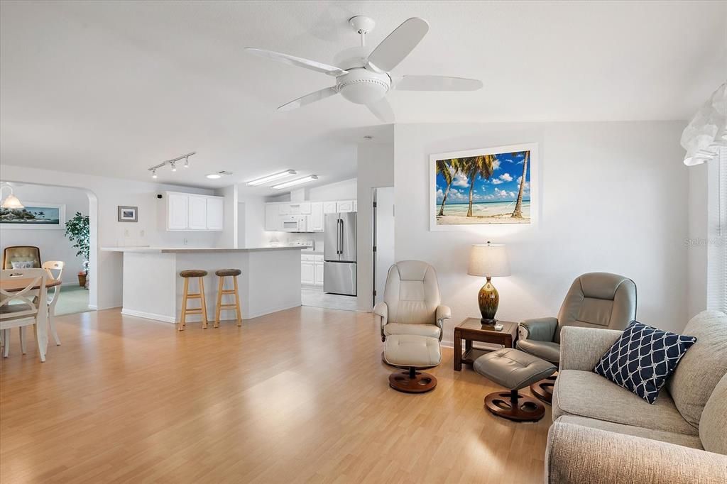 待售: $255,000 (3 贝兹, 2 浴室, 1702 平方英尺)