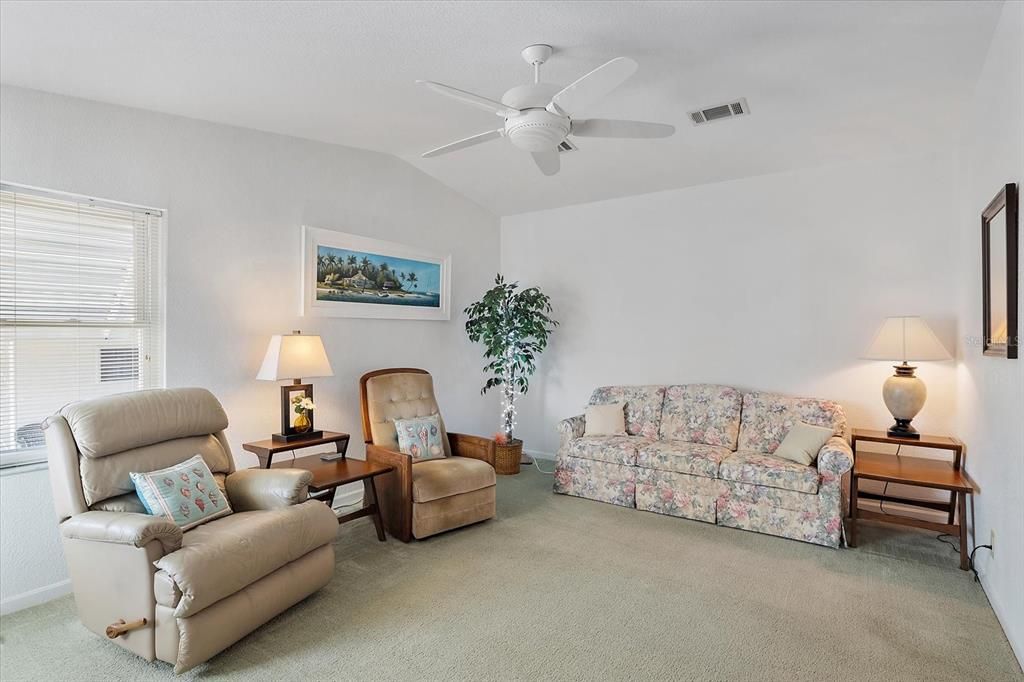 待售: $255,000 (3 贝兹, 2 浴室, 1702 平方英尺)