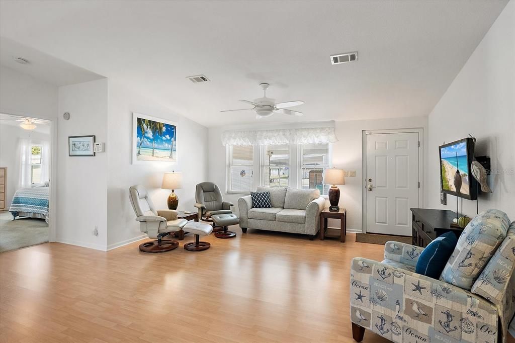 待售: $255,000 (3 贝兹, 2 浴室, 1702 平方英尺)