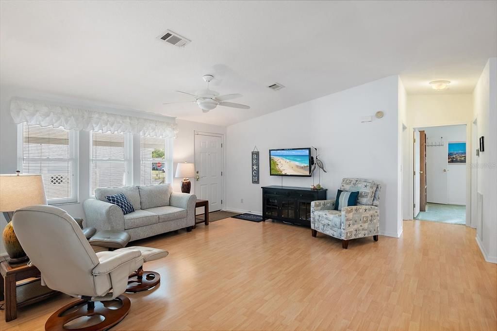 待售: $255,000 (3 贝兹, 2 浴室, 1702 平方英尺)