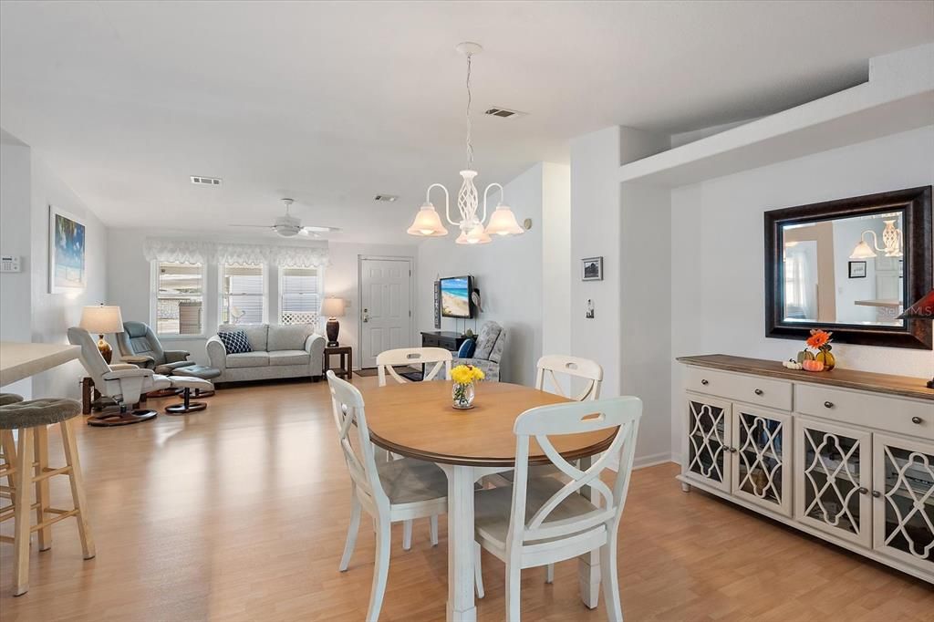 待售: $255,000 (3 贝兹, 2 浴室, 1702 平方英尺)