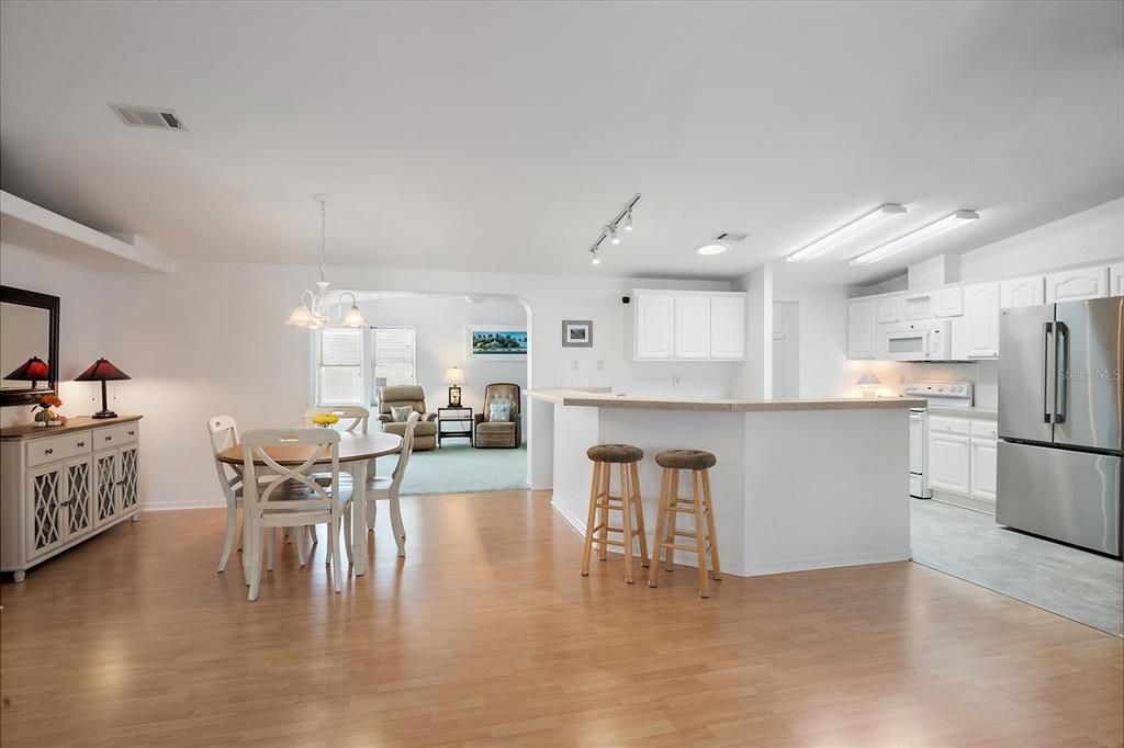 待售: $255,000 (3 贝兹, 2 浴室, 1702 平方英尺)