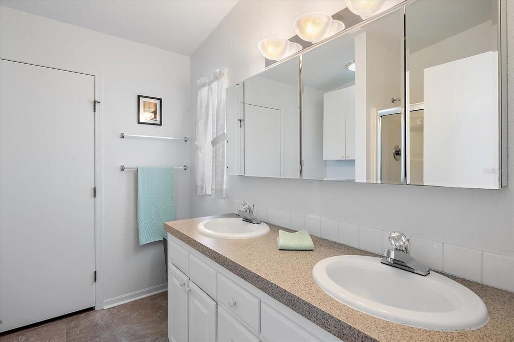 待售: $255,000 (3 贝兹, 2 浴室, 1702 平方英尺)