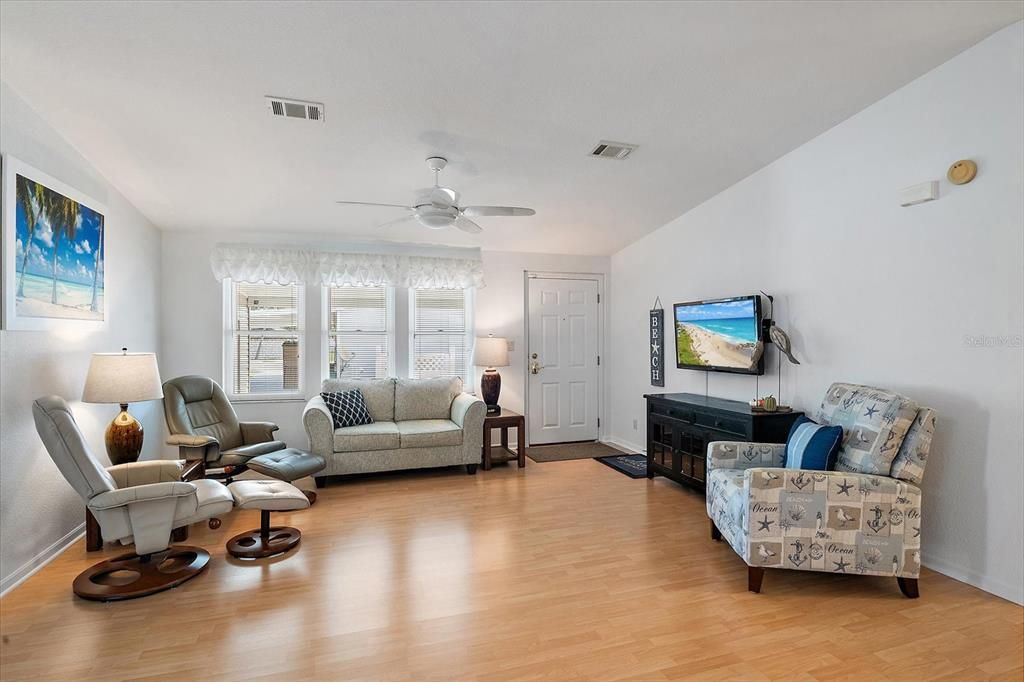 待售: $255,000 (3 贝兹, 2 浴室, 1702 平方英尺)