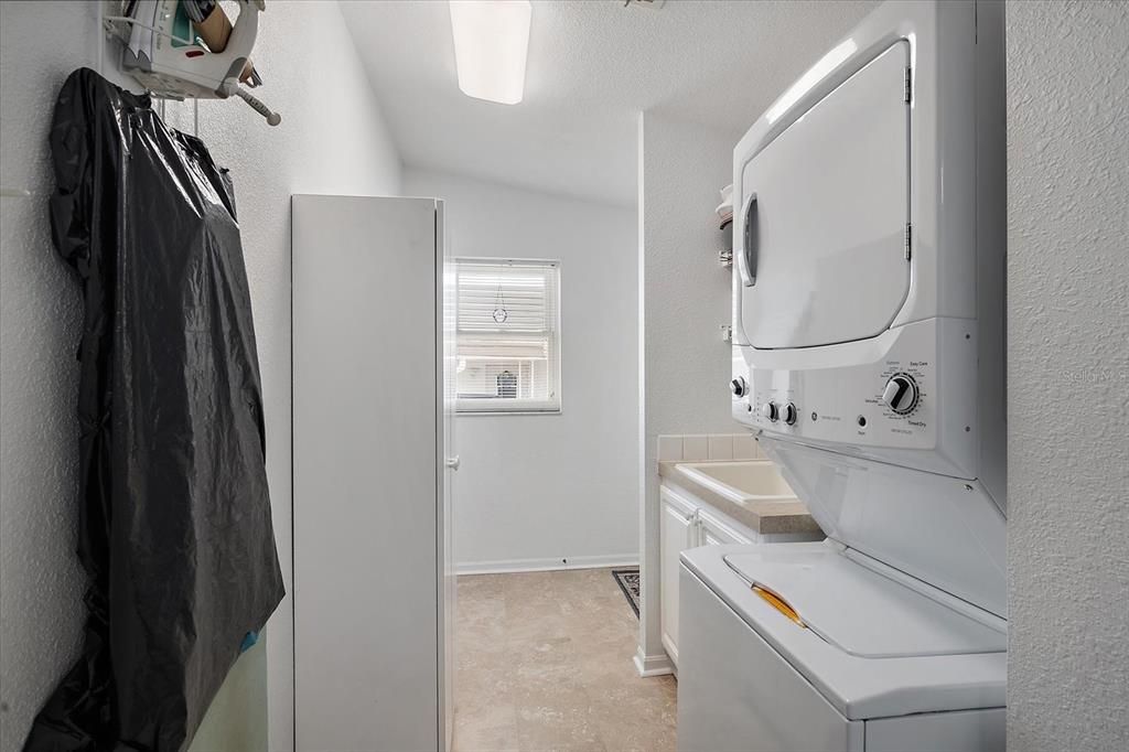 待售: $255,000 (3 贝兹, 2 浴室, 1702 平方英尺)