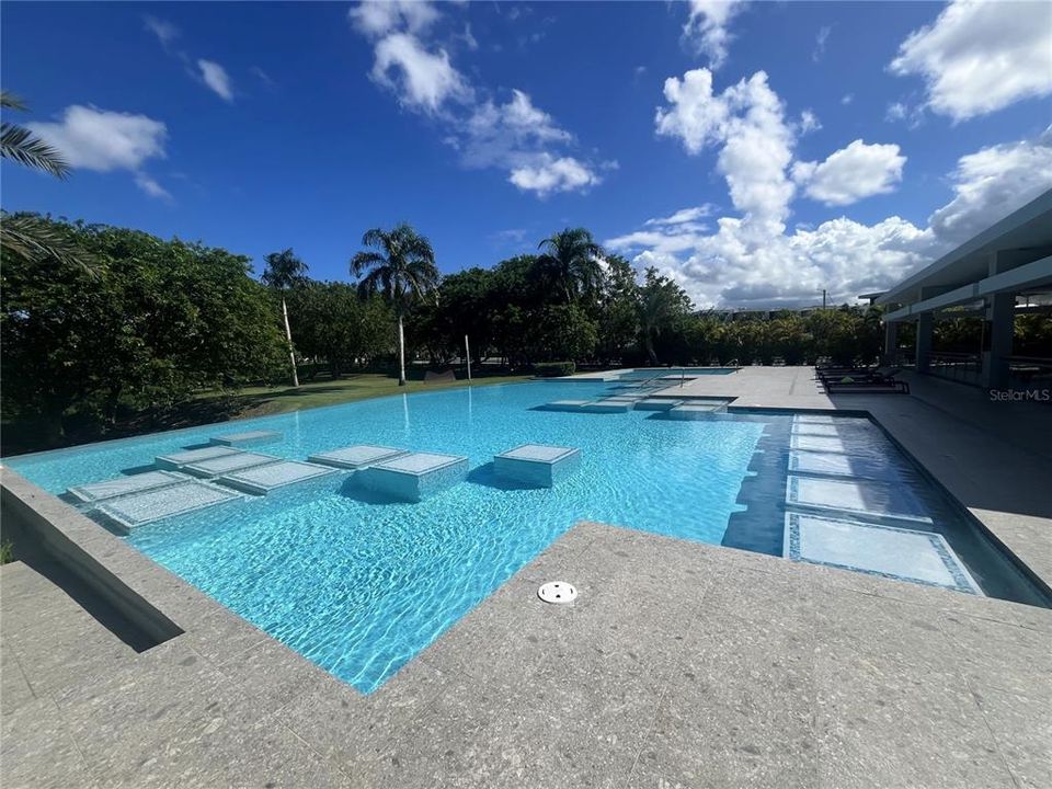 En Venta: $1,225,000 (3 camas, 3 baños, 3000 Pies cuadrados)