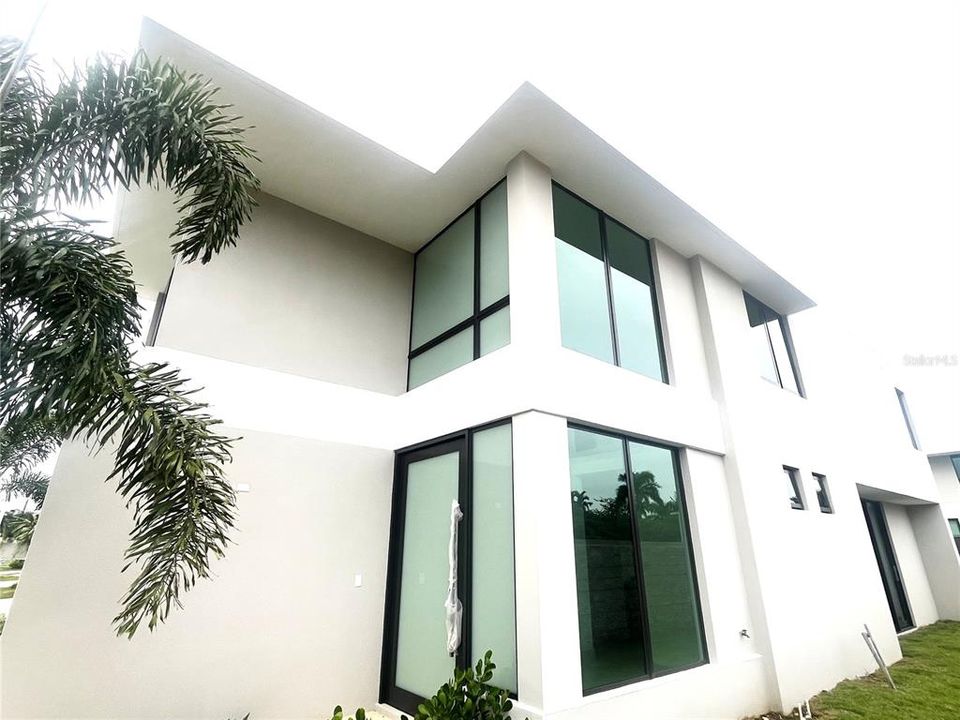 En Venta: $1,225,000 (3 camas, 3 baños, 3000 Pies cuadrados)