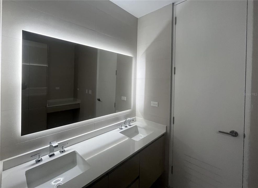 En Venta: $1,225,000 (3 camas, 3 baños, 3000 Pies cuadrados)