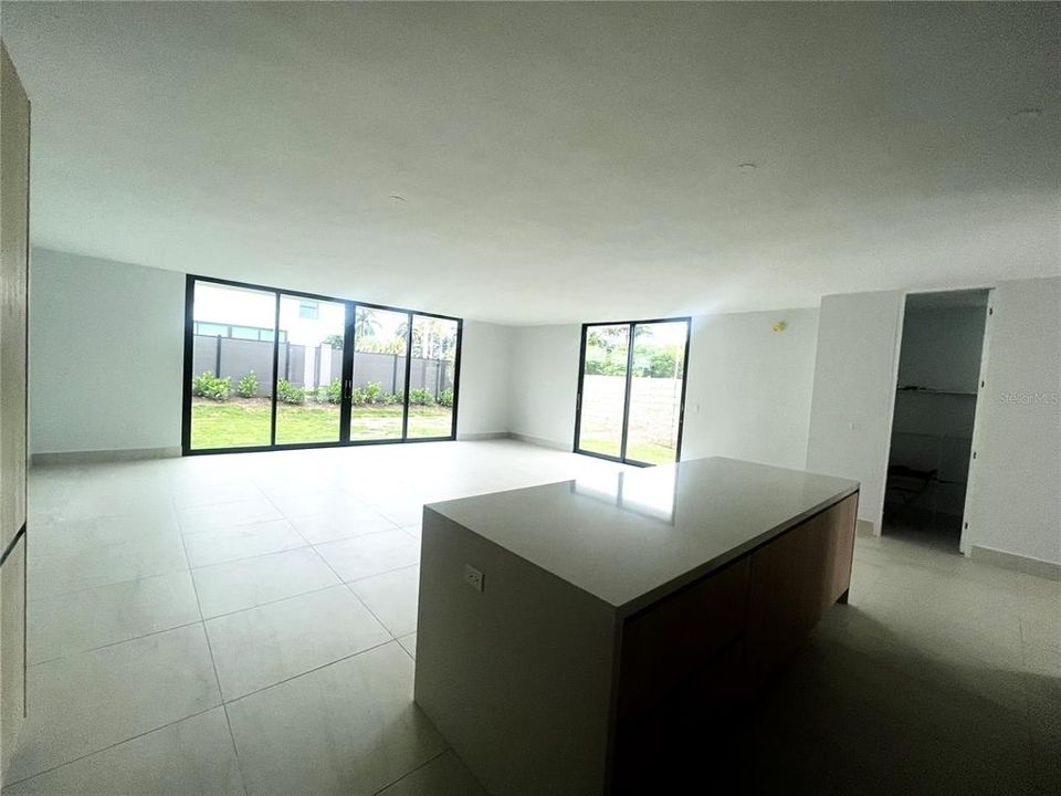 En Venta: $1,225,000 (3 camas, 3 baños, 3000 Pies cuadrados)
