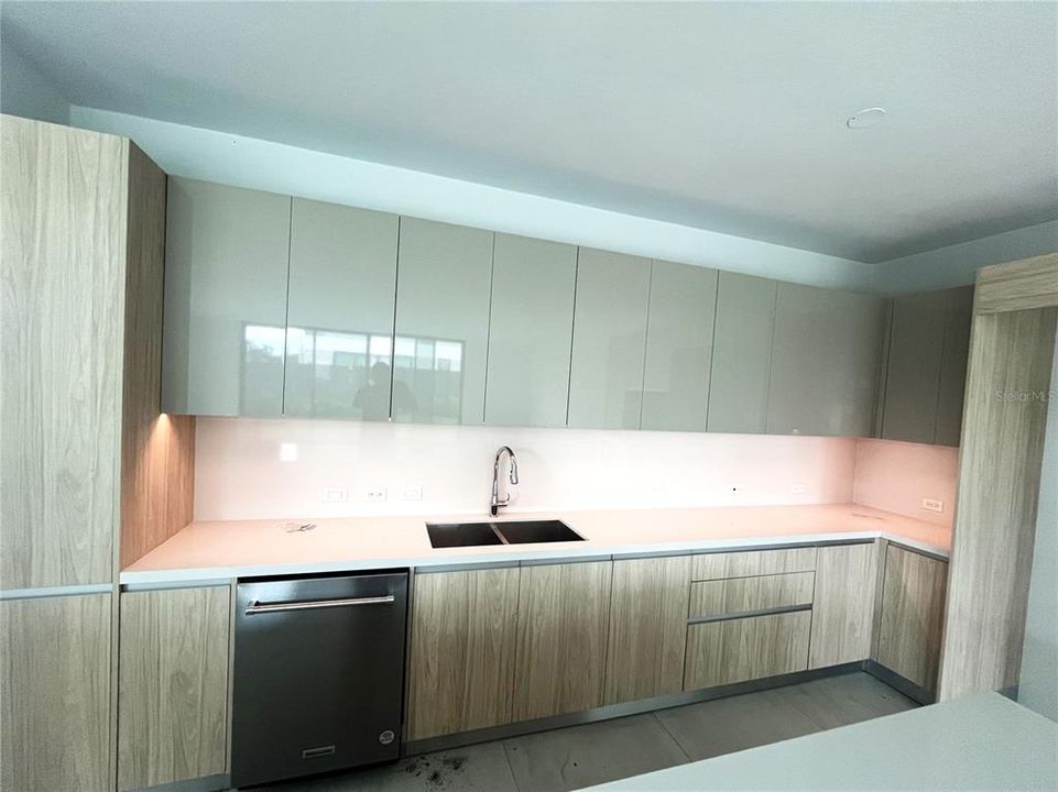 En Venta: $1,225,000 (3 camas, 3 baños, 3000 Pies cuadrados)