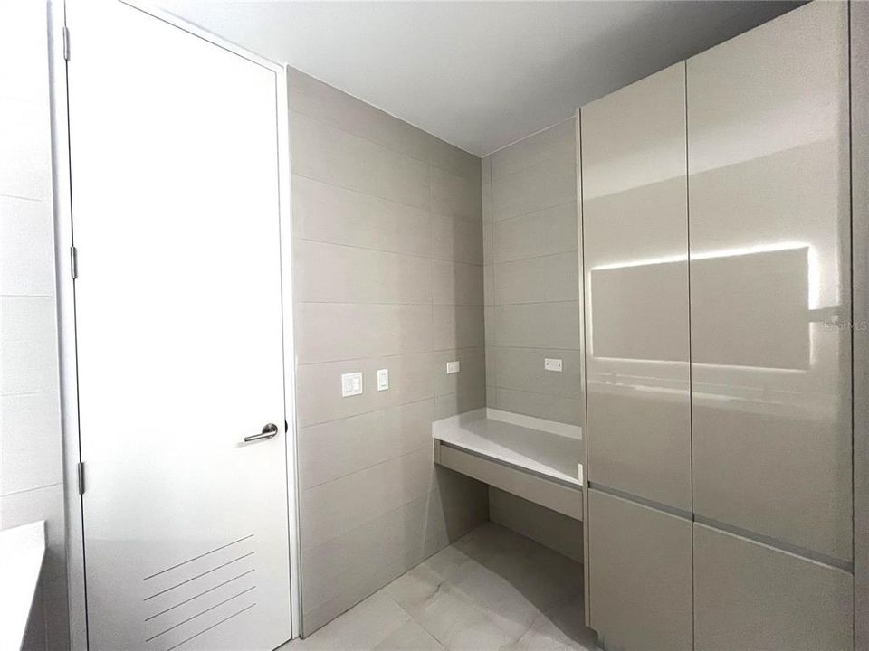 En Venta: $1,225,000 (3 camas, 3 baños, 3000 Pies cuadrados)