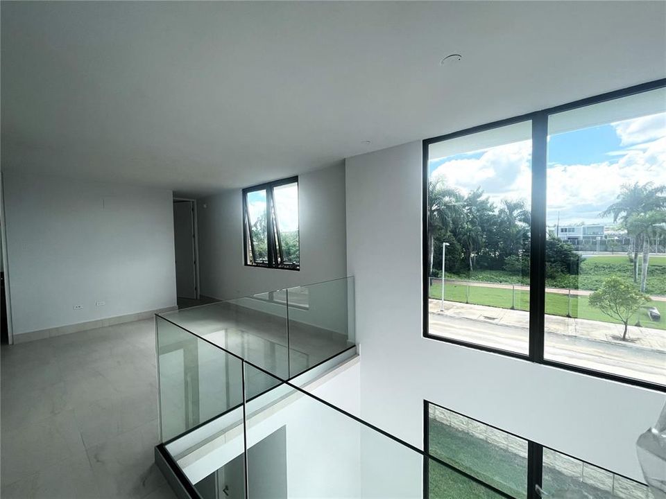 En Venta: $1,225,000 (3 camas, 3 baños, 3000 Pies cuadrados)