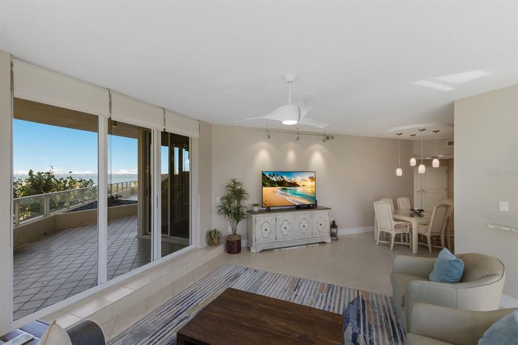 For Sale: $689,500 (2 beds, 2 baths, 1371 Square Feet)