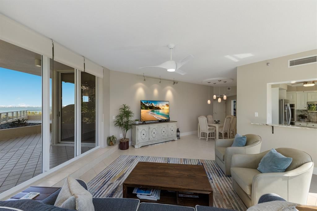 For Sale: $689,500 (2 beds, 2 baths, 1371 Square Feet)