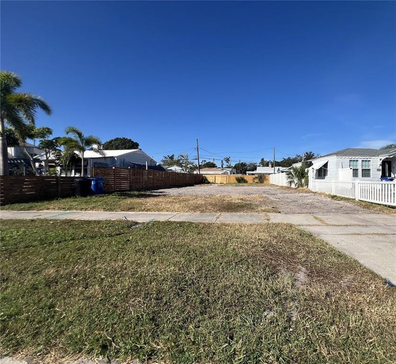 待售: $460,000 (0.18 acres)