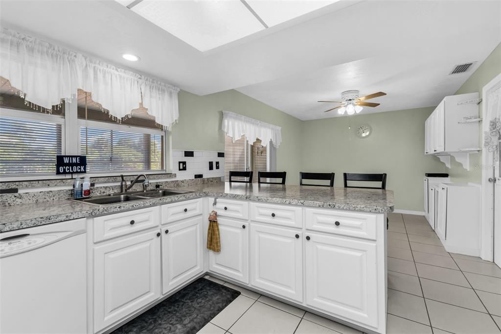 待售: $238,000 (2 贝兹, 2 浴室, 1319 平方英尺)