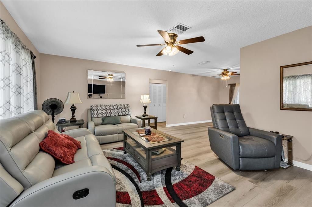 待售: $238,000 (2 贝兹, 2 浴室, 1319 平方英尺)