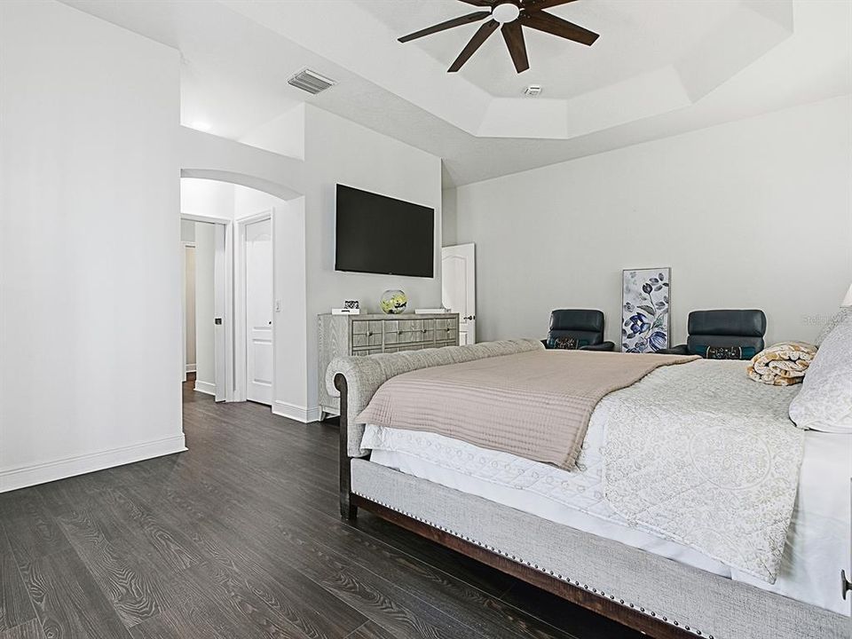 合同活跃: $495,000 (3 贝兹, 2 浴室, 2310 平方英尺)