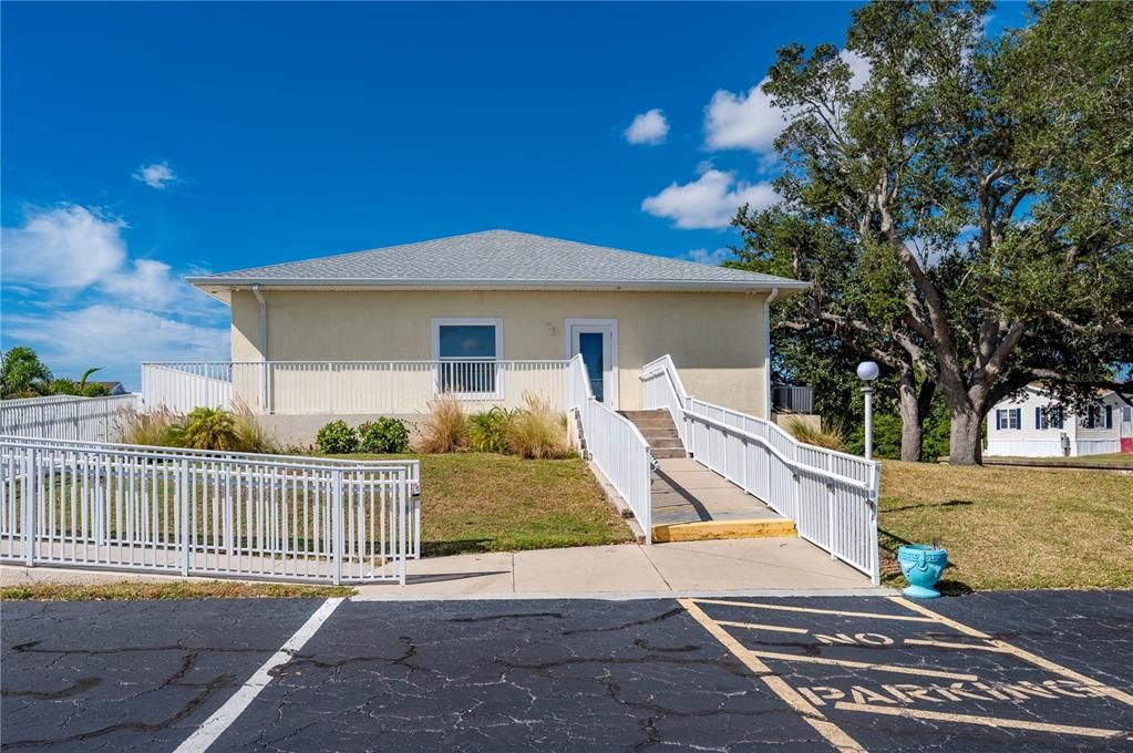 For Sale: $124,990 (2 beds, 2 baths, 840 Square Feet)