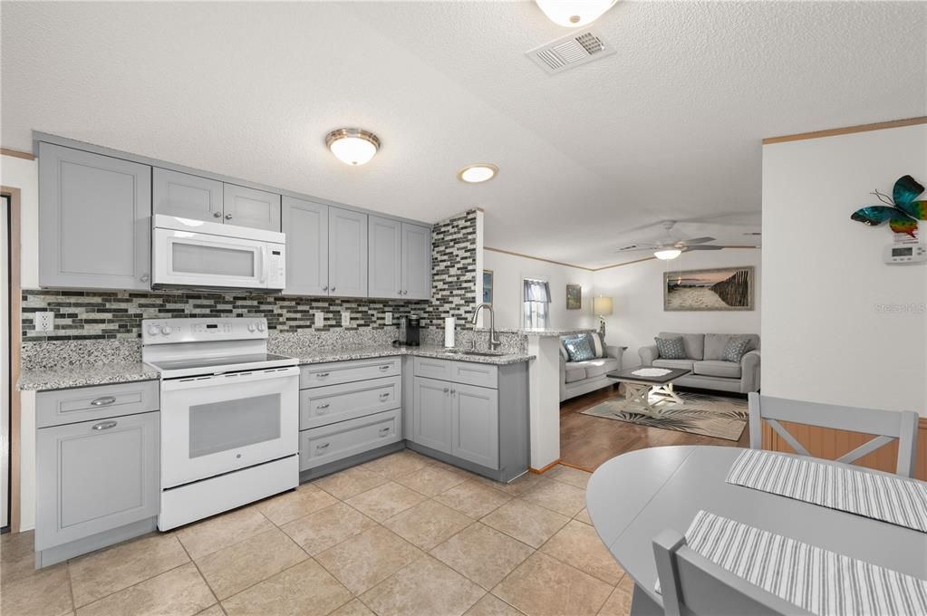 For Sale: $124,990 (2 beds, 2 baths, 840 Square Feet)