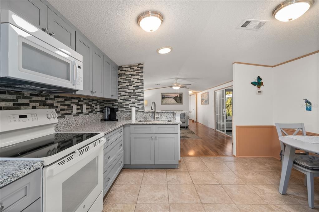 For Sale: $124,990 (2 beds, 2 baths, 840 Square Feet)