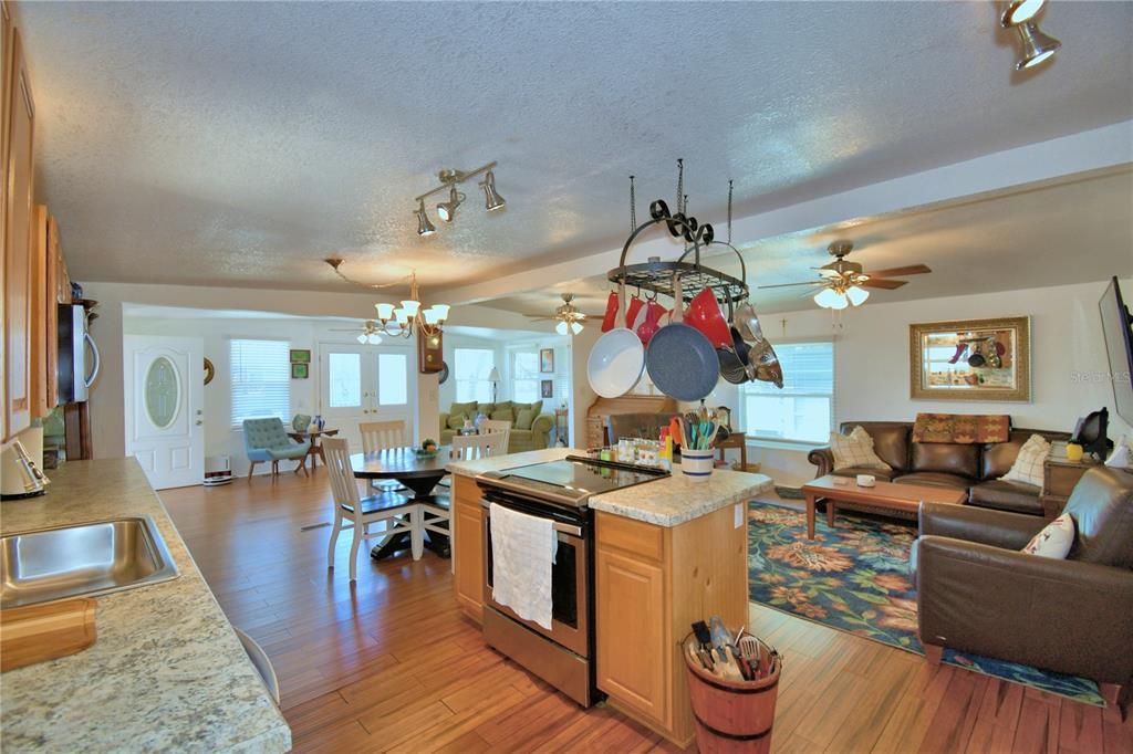 На продажу: $135,000 (2 спален, 2 ванн, 1056 Квадратных фут)