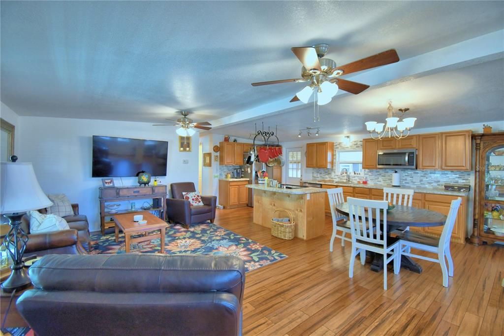 На продажу: $135,000 (2 спален, 2 ванн, 1056 Квадратных фут)